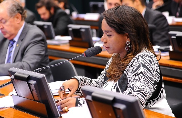 CCJC aprova relatórios de Tia Eron a projetos que garantem proteção a idosos e pessoas com deficiência