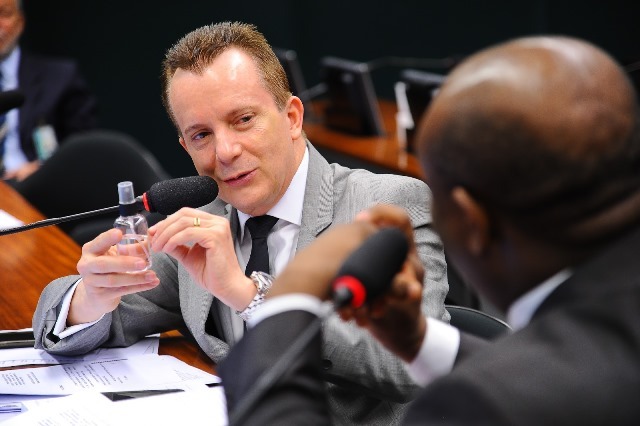 “Embalagens devem indicar quantidade de medicamento”, defende Russomanno