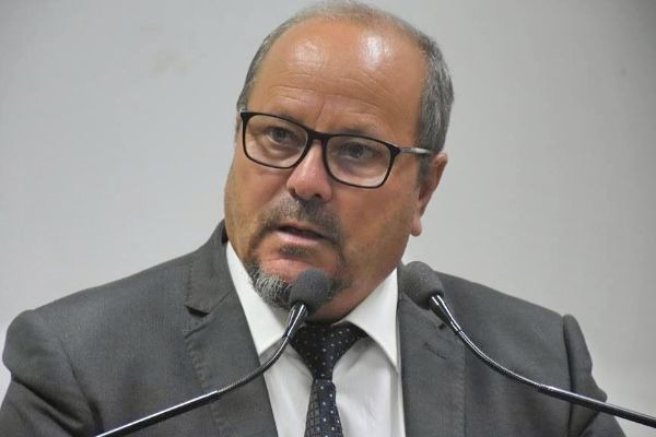 Cícero Investigador garante a construção de calçada para pedestres em Ourinhos