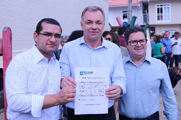 Claudinei Marques acompanha assinatura da ordem de serviço para reforma de creche