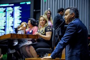 Cleber Verde homenageia vítimas do câncer de mama e destaca importância da prevenção