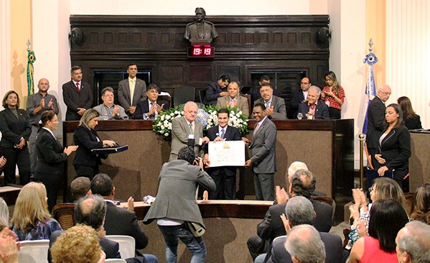 Combate ao racismo garante a Pereira maior comenda de Pernambuco