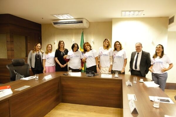 Cristiane Britto participa de lançamento do programa Mães Unidas