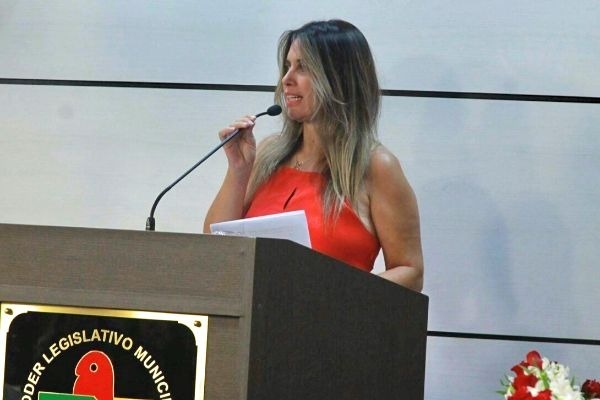 Cristina Sousa garante reforma dos abrigos de ônibus em São José (SC)