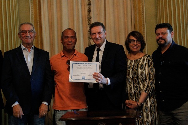 No dia do taxista, Crivella entrega 150 autonomias