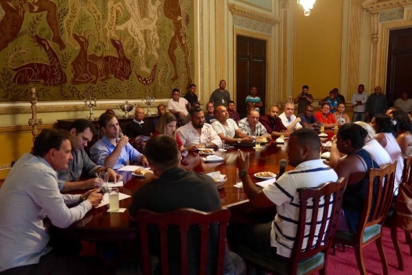 Crivella promete reconstruir e legalizar quiosques da Praça Miami, na Vila Kennedy