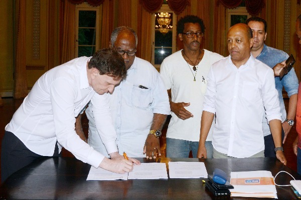 Crivella assina acordo de reajuste salarial dos 20.500 funcionários da Comlurb