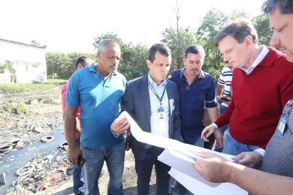 Crivella entrega obra que transforma lixão em praça com quadra de esportes em acari