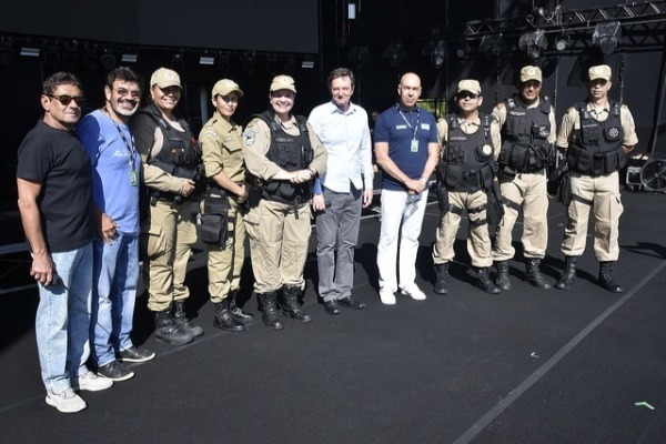 Crivella vistoria palco principal do réveillon de Copacabana