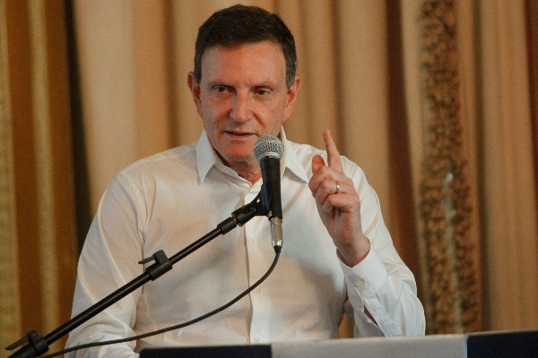 Crivella sanciona lei que isenta multas de transporte alternativo