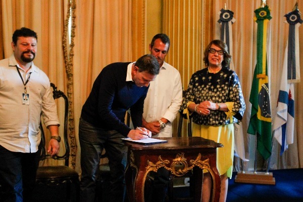 Crivella muda motorização de veículos da categoria executiva