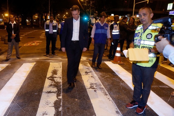 Crivella inicia restauração de sinalização horizontal em toda a cidade
