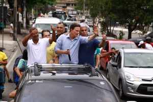 Crivella e Romário saíram em carreata por bairros da Zona Norte, do Jacarezinho a Madureira