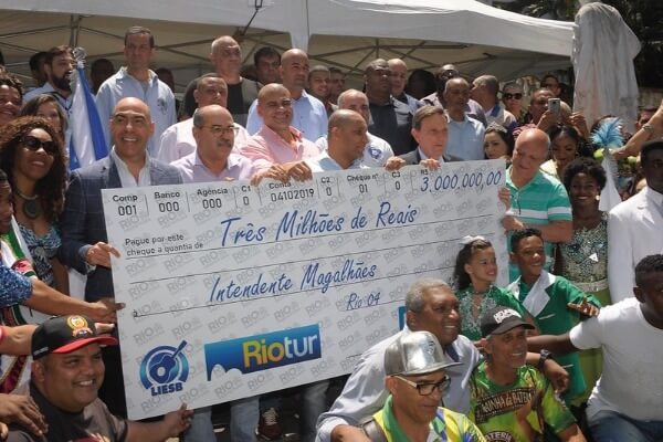 Crivella entrega cheque de R$ 3 milhões para escolas de samba