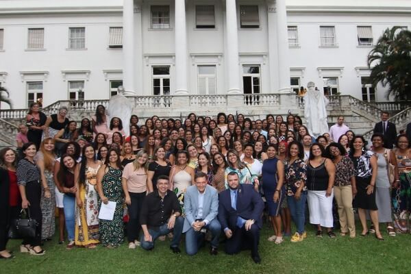 Crivella dá posse a 135 professores adjuntos de educação infantil