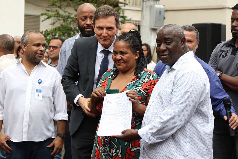Crivella entrega documento da casa própria a mais 294 famílias em Triagem