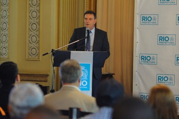 Crivella entrega mais 150 crachás do Ambulante Legal no RJ