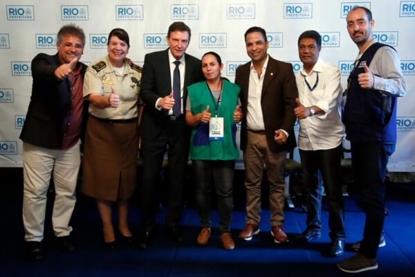 Crivella entrega mais 141 crachás de Ambulante Legal a trabalhadores das praias