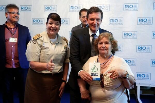 Crivella entrega mais 150 crachás do Ambulante Legal