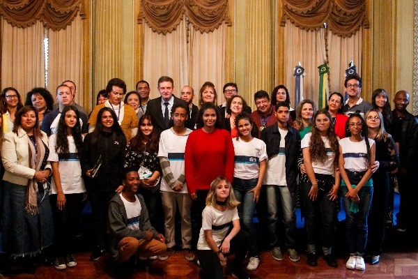 Rock in Rio: Crivella entrega ingressos a vencedores de concurso de redação