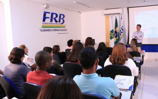 curso-politica-frb-alunos-idiomas-brasilia-leonardo-barreto-prb-foto-carlos-gonzaga-24-06-15-02