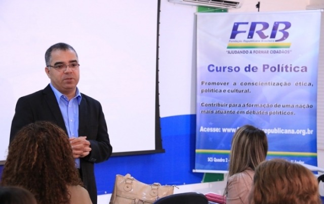 curso-politica-frb-alunos-idiomas-brasilia-paulo-cesar-oliveira-prb-foto-carlos-gonzaga-24-06-15-03