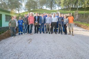 Daniel Guerra assina ordem de início de obra de pavimentação comunitária em Ana Rech