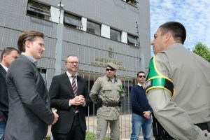 Daniel Guerra entrega caminhonete para Comando Ambiental da Brigada Militar