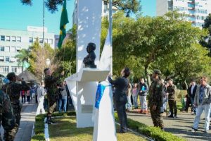 Prefeito Daniel Guerra participa de comemorações do aniversário do Exército