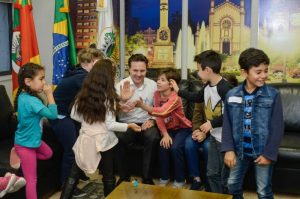 Daniel Guerra recebe filhos de servidores em ação alusiva ao Dia das Crianças