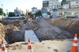 Daniel Guerra visita obra de construção de galeria de drenagem pluvial