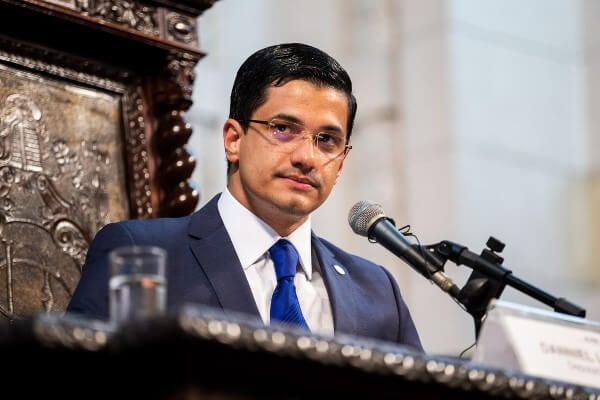 Danniel Librelon homenageia Universidade Santa Úrsula 