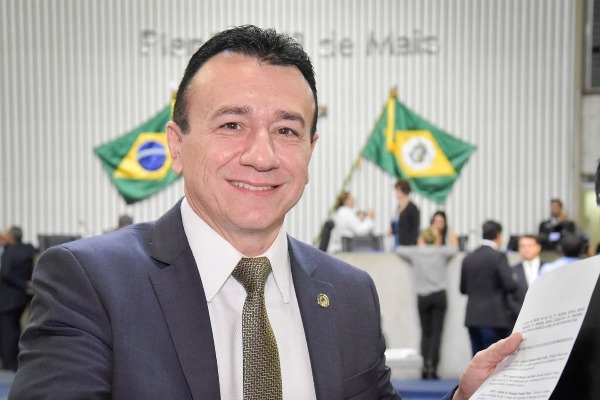 Projeto proíbe a contração de artistas com músicas racistas e homofóbicas