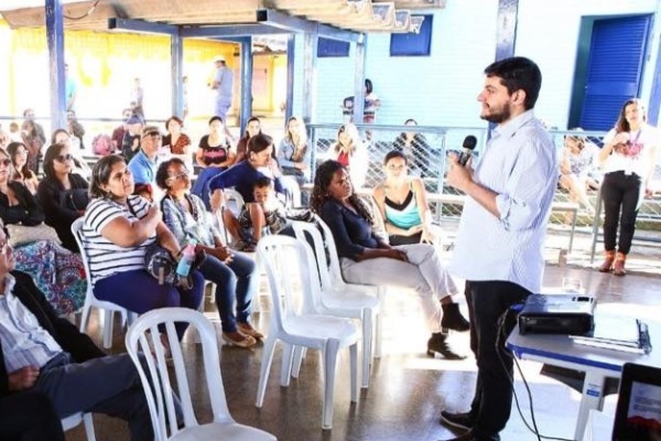 Projeto garante monitores para auxiliar estudantes com deficiência nas escolas do DF