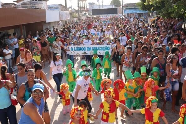 Denise Almeida prestigia desfile cívico em bairro de Olinda (PE)