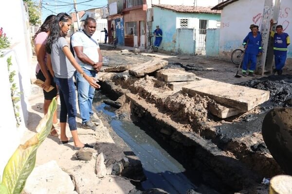 Denise Almeida acompanha trabalho de limpeza em ruas de Olinda