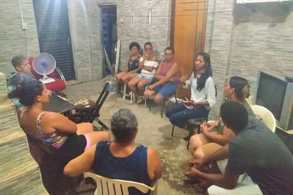 Denise Almeida participa de reunião com moradores de Peixinhos em Olinda