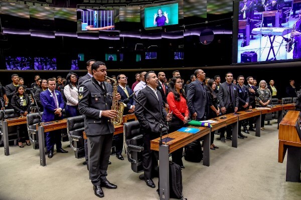 Republicanos debatem desafios da juventude em sessão solene na Câmara