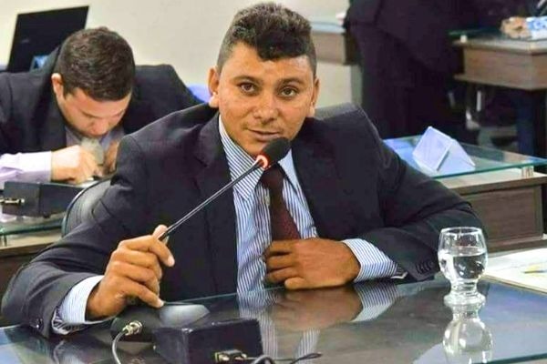 Didi de Arnor cobra serviços de tapa-buraco para bairro Betânia em Mossoró