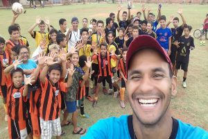 Diego Teixeira com crianças do projeto Asas do Futuro