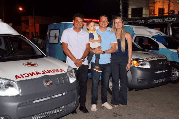 Prefeito de Aquidabã (SE) entrega 17 novos veículos para a Saúde do município