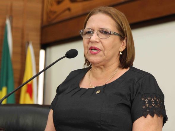 Doutora Juliana comemora decisão judicial que evita corte em franquias de internet por telefônicas