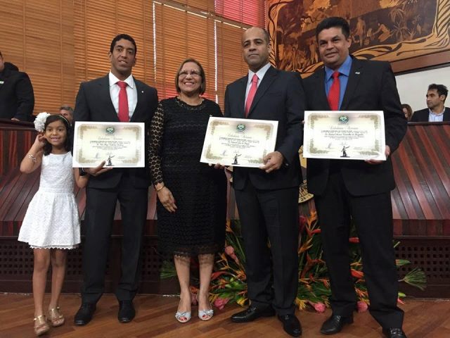 Doutora Juliana entrega títulos de cidadão acriano e moções de aplauso