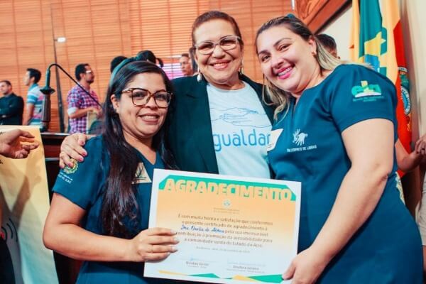 Doutora Juliana homenageia comunidade surda no Acre