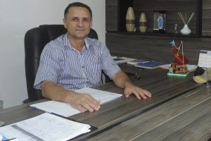 Prefeito Termosires leva água para famílias da zona rural de Formosa do Rio Preto