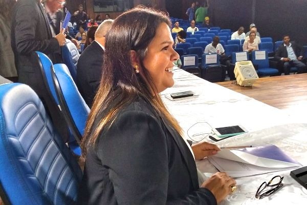 Dra. Cristiane Bacelar propõe a criação da Ouvidora da Mulher em Camaçari (BA)