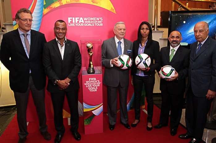 Durante tour do troféu da Copa, ministro, atletas e dirigentes discutem ações para desenvolver o futebol feminino