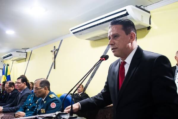 Edesio Fernandes homenageia militares e secretários em Porto Velho