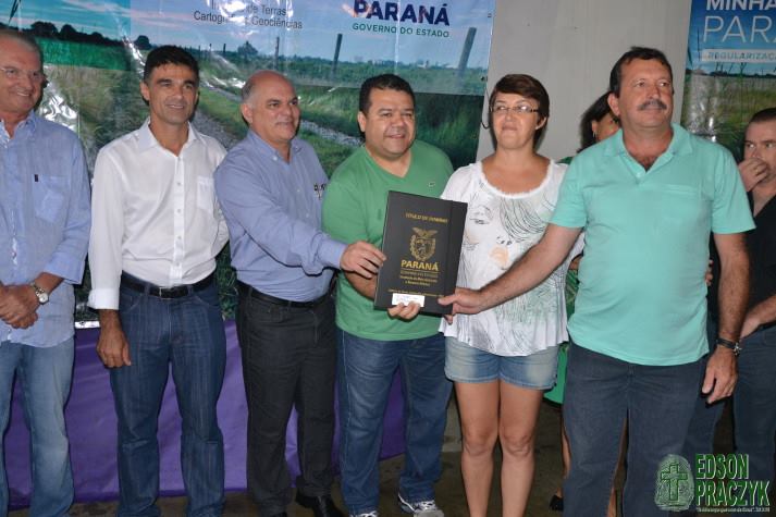 Edson Praczyk acompanha entrega de títulos de imóveis para 182 famílias em Guarapari
