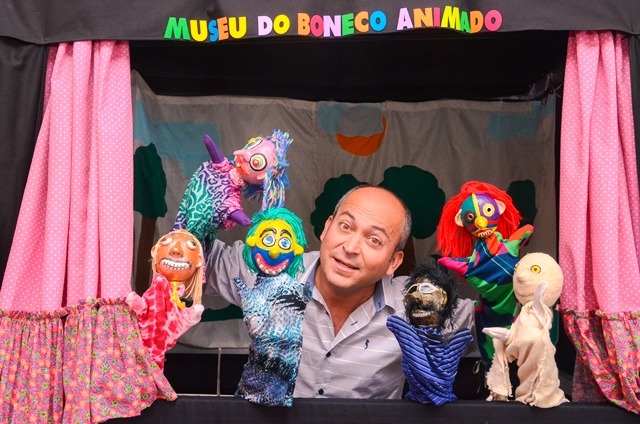 O teatro de bonecos criado por Abel Domingues tem alegado a vida das crianças há mais de 10 anos.